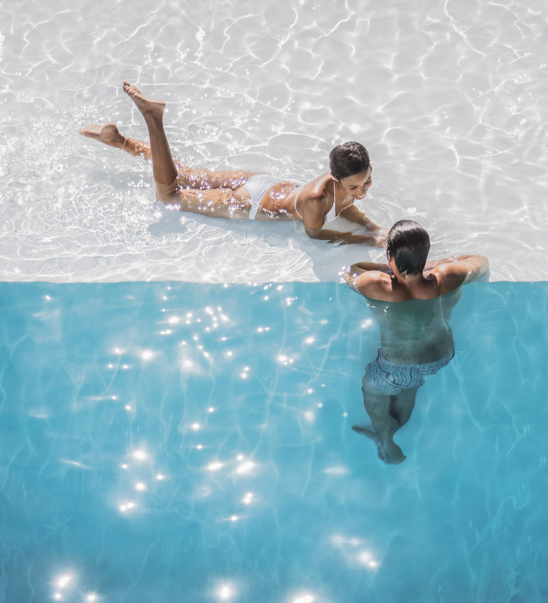Giovane coppia in una piscina a sfioro Bluefino