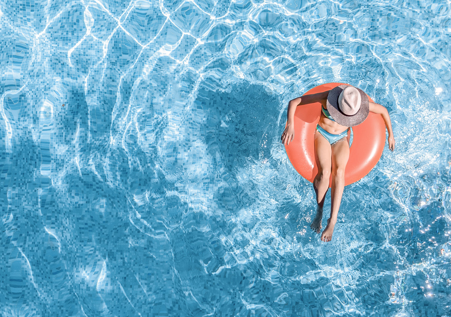 Vrouw op een boei in een geprefabriceerd zwembad van Bluefino
