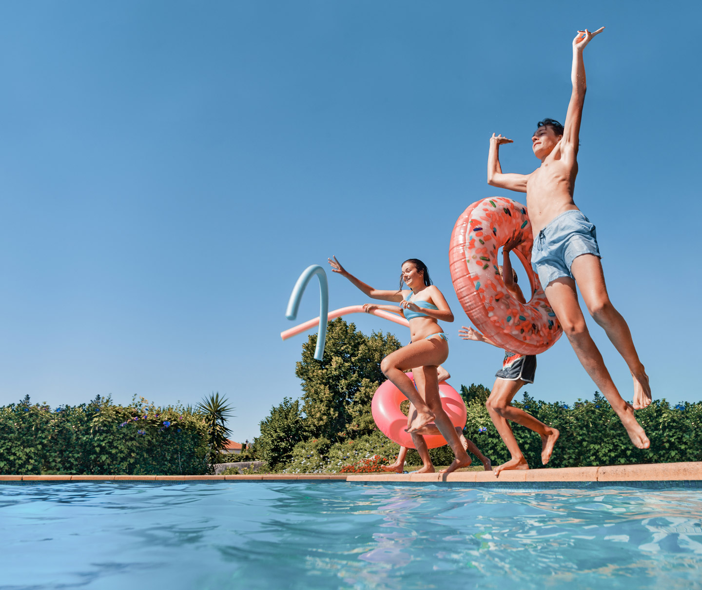 jonge kinderen springen in een geprefabriceerd zwembad van Bluefino