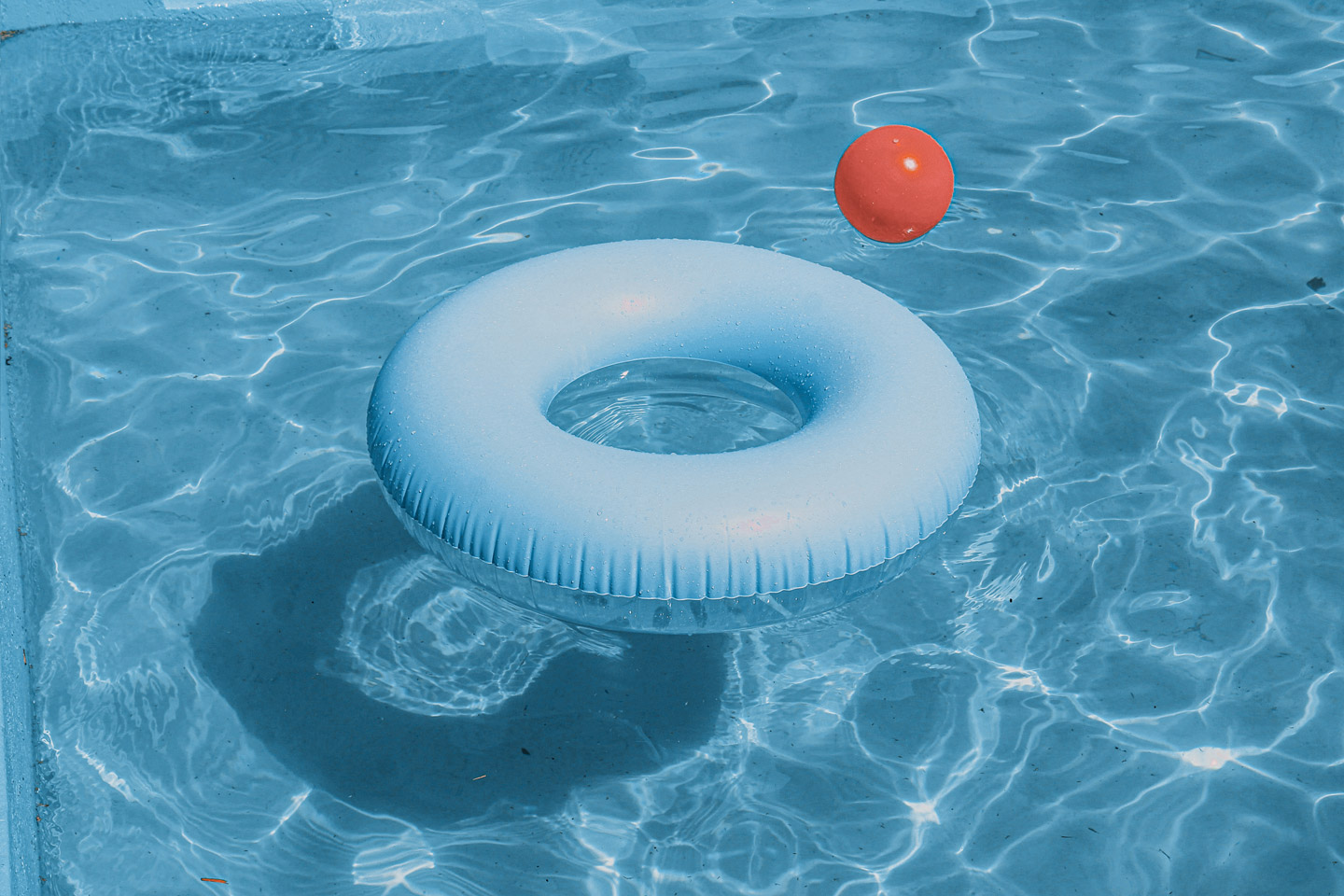 eine Boje und ein Ball schwimmen in einem vorgefertigten Bluefino-Pool