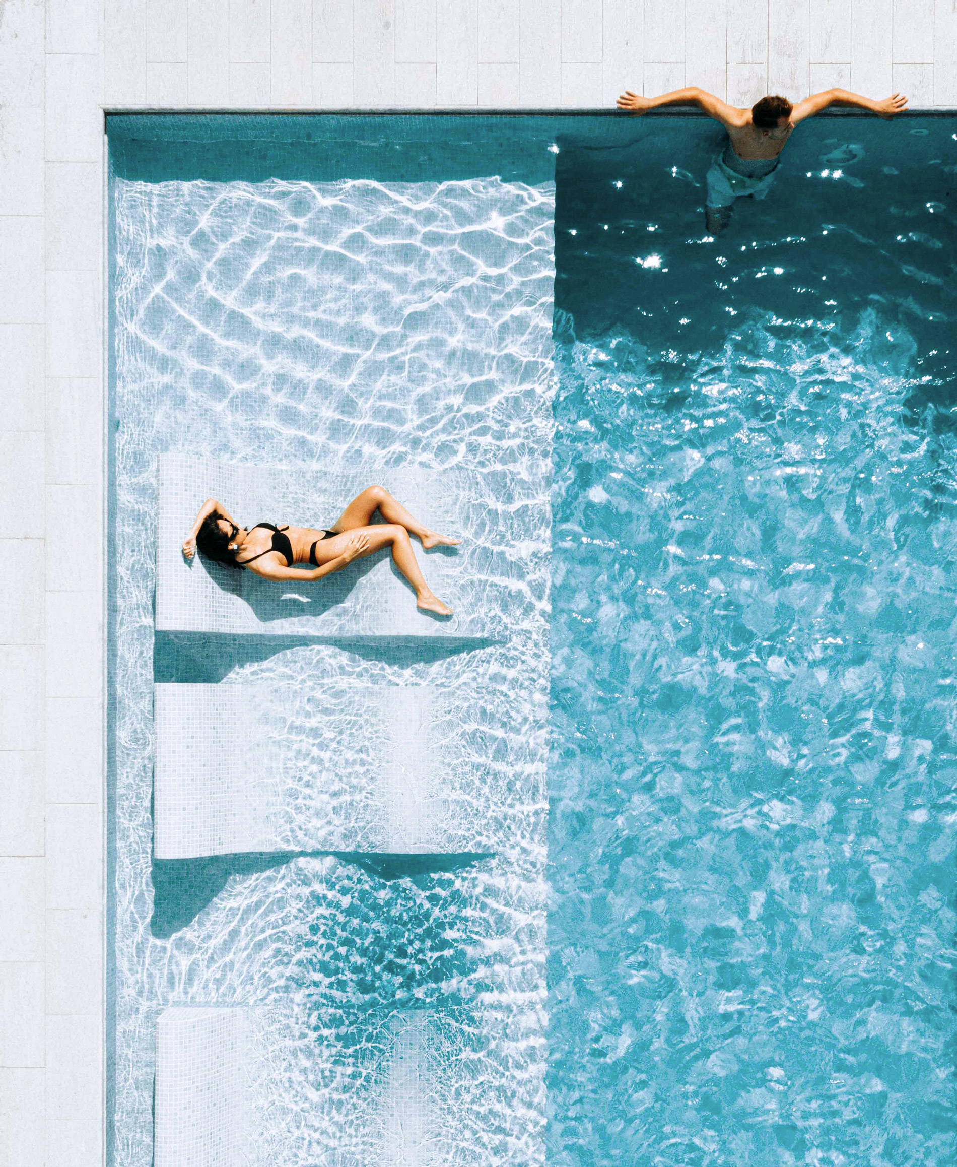 jeune femme qui se repose dans une piscine préfabriquée Bluefino