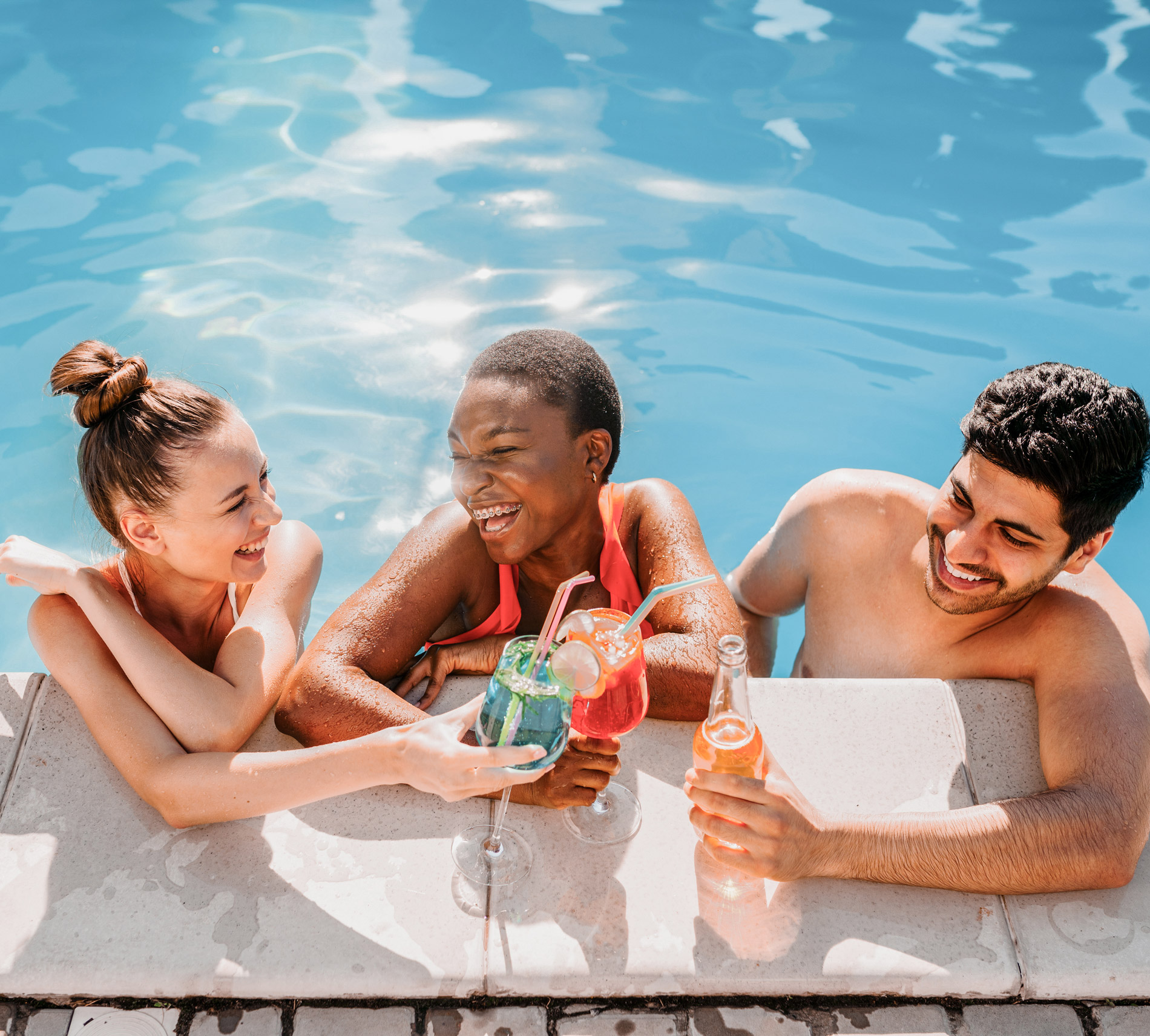 3 vrienden ontspannen zich bij een geprefabriceerd zwembad van Bluefino