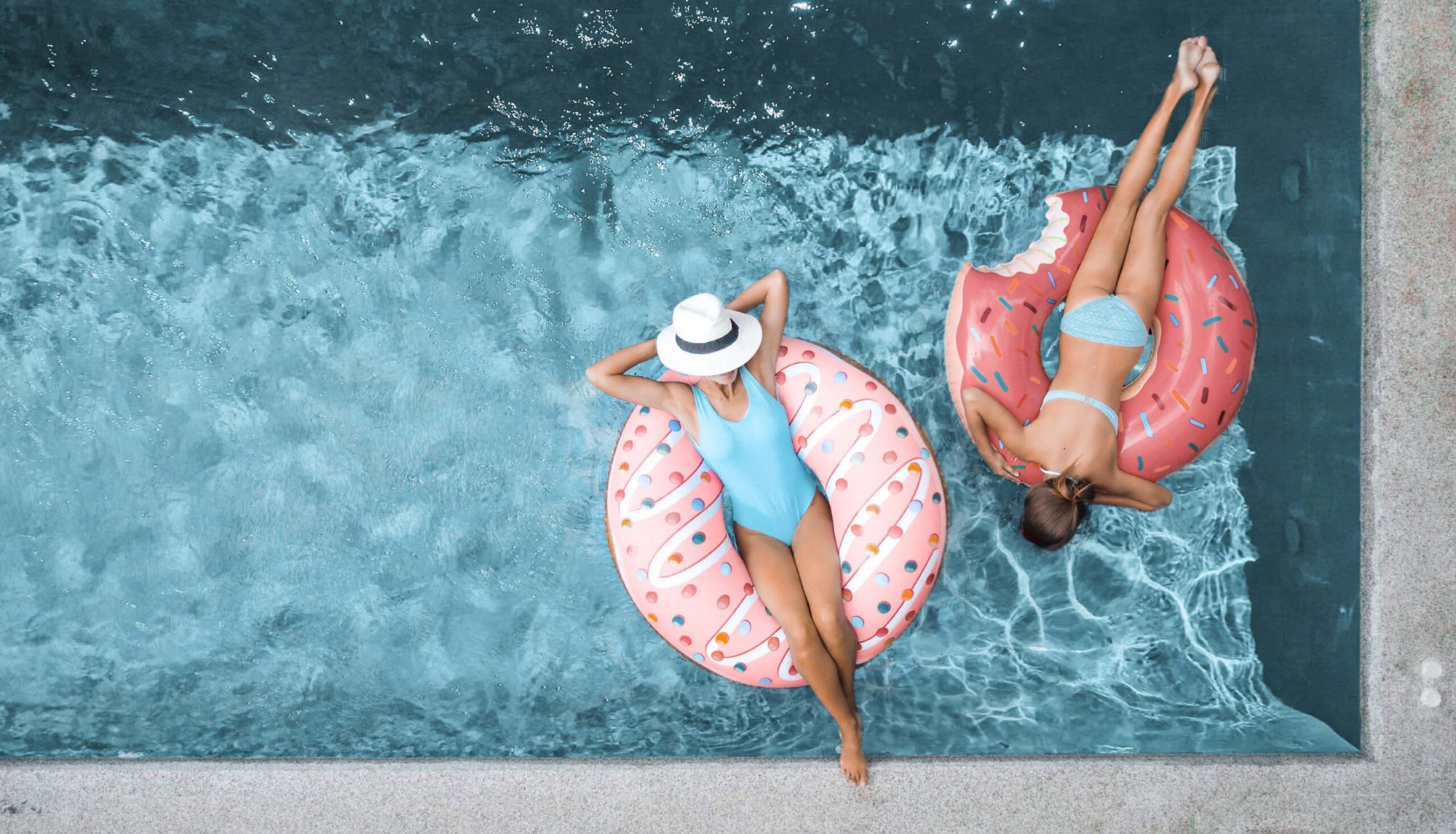 2 vrouwen op boeien in een zwembad van Bluefino