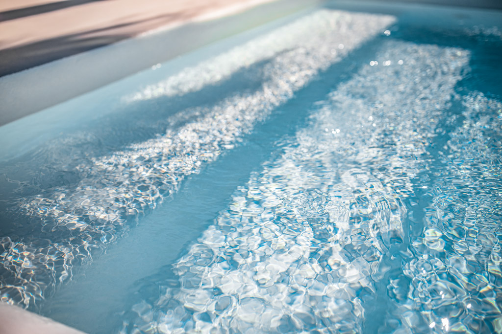 Blick auf eine Unterwassertreppe in einem vorgefertigten Bluefino-Pool