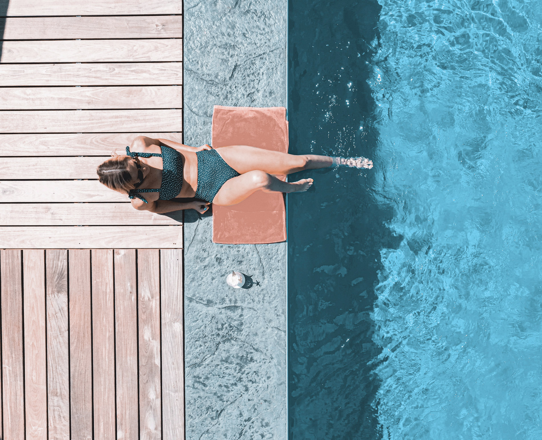 jonge vrouw rustend naast een geprefabriceerd zwembad van Bluefino
